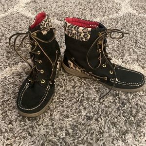 Sperry
Top Sider Leopard canvas high top boat lace up.